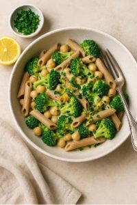 Tabağın içindeki Limonlu Tahin Soslu Brokoli ve Nohutlu Tam Buğday Makarna