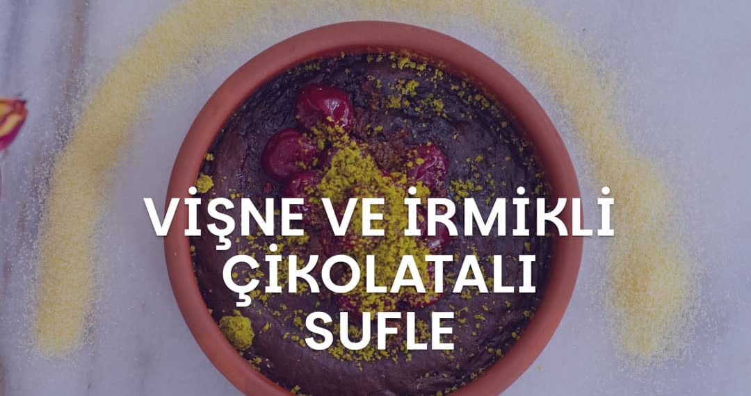 Güvecin içindeki Vişne ve İrmikli Çikolatalı Sufle