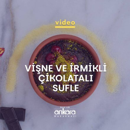 Güvecin içindeki Vişne ve İrmikli Çikolatalı Sufle