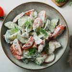 Kasenin İçindeki Dereotlu Domatesli Salata
