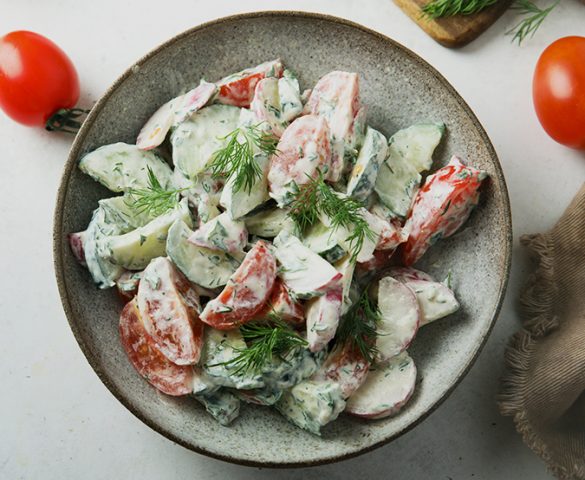 Kasenin İçindeki Dereotlu Domatesli Salata