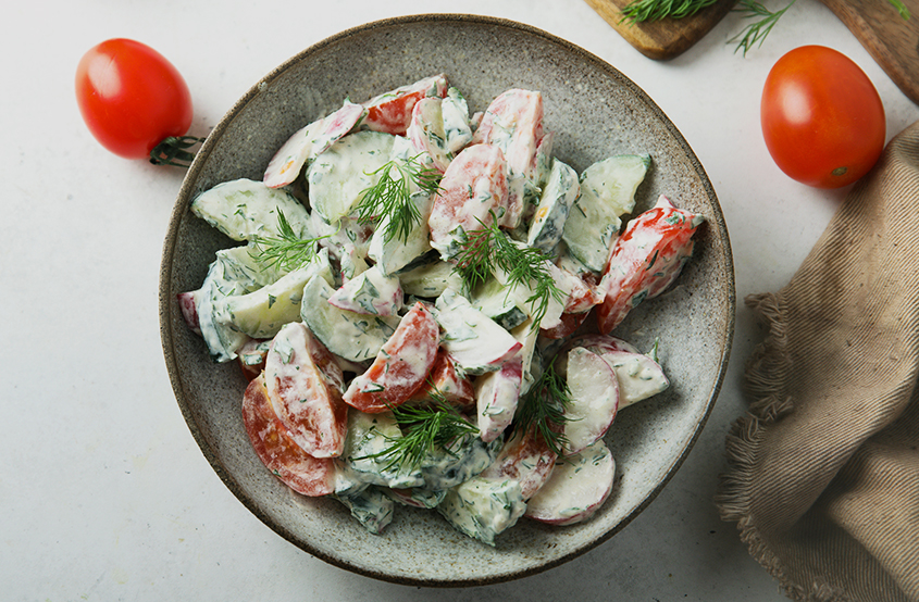 Kasenin İçindeki Dereotlu Domatesli Salata