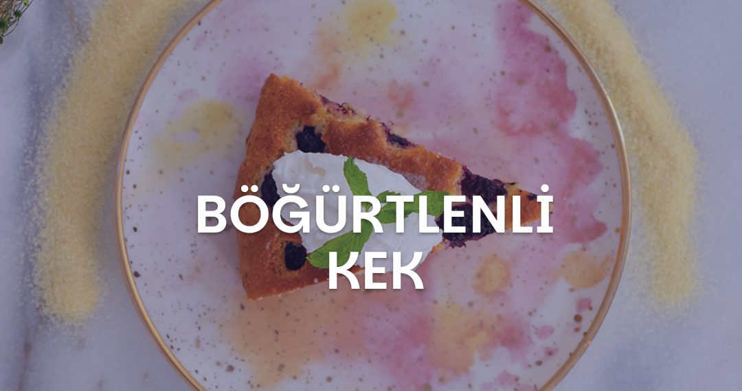 Tabağın Üzerinde Nane ve Krem Şantiyle Süslenmiş Böğürtlenli Kek