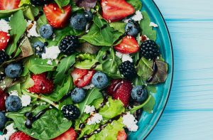 Salata Kasesi İçinde Rokalı Orman Meyvesi Meyve Salatası