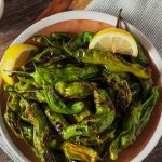 Tabağın İçinde Limonlu Kızarmış Yeşil Biber