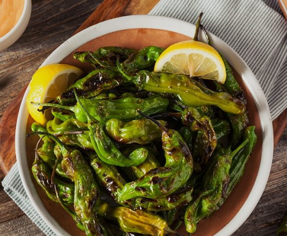 Tabağın İçinde Limonlu Kızarmış Yeşil Biber