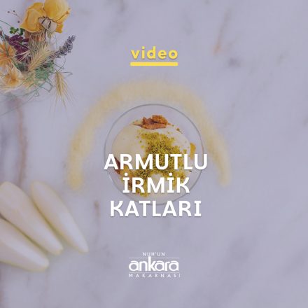 Kup İçinde Toz Fıstıkla Servis Edilen Armutlu İrmik Katları