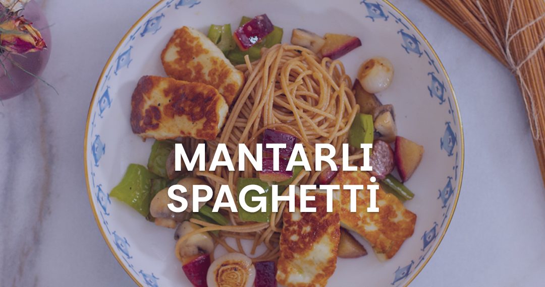 Yemek Tabağının İçinde Sebzelerle Süslenmiş Mantarlı Spaghetti