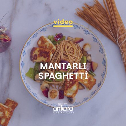 Yemek Tabağının İçinde Sebzelerle Süslenmiş Mantarlı Spaghetti