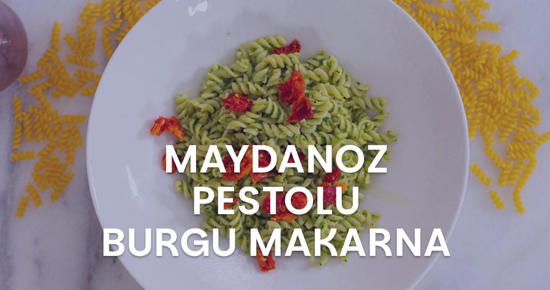 Tabağın içerisindeki maydanoz pestolu burgu makarna