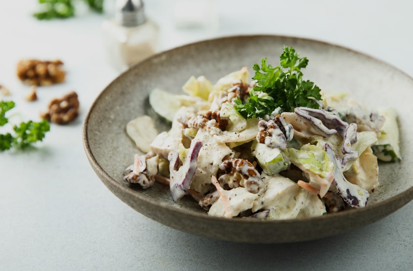 Tabağın İçinde Cevizli Sebze Salatası