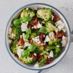 Salata Kasesinin İçinde Bol Yeşillikli Çam Fıstıklı Sebze Salatası