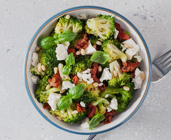 Salata Kasesinin İçinde Bol Yeşillikli Çam Fıstıklı Sebze Salatası