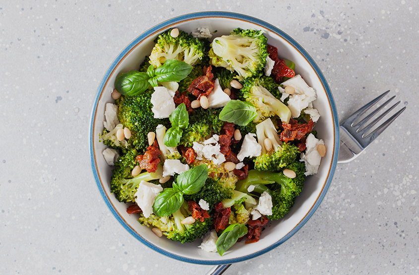 Salata Kasesinin İçinde Bol Yeşillikli Çam Fıstıklı Sebze Salatası