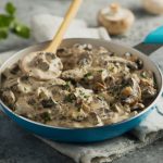 Tabağın İçinde Kremalı Zeytinli Mantar