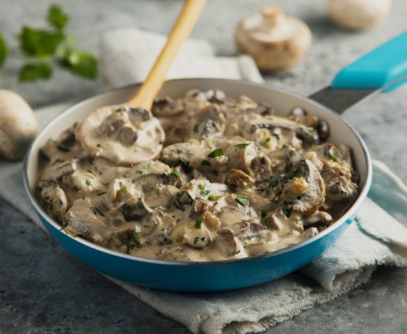 Tabağın İçinde Kremalı Zeytinli Mantar