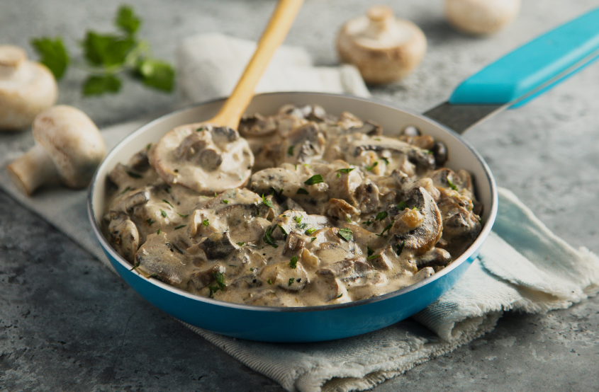 Tabağın İçinde Kremalı Zeytinli Mantar