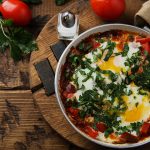 Tava içinde Maydanozlu Domatesli Kahvaltılık Yumurta