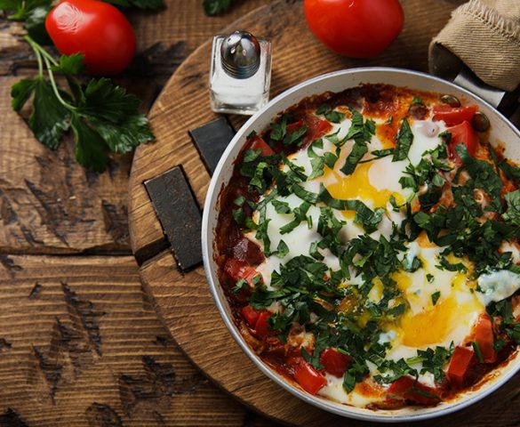 Tava içinde Maydanozlu Domatesli Kahvaltılık Yumurta