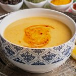 Kasenin İçinde Yağ ile Soslandırılmış Sarı Mercimek Çorbası