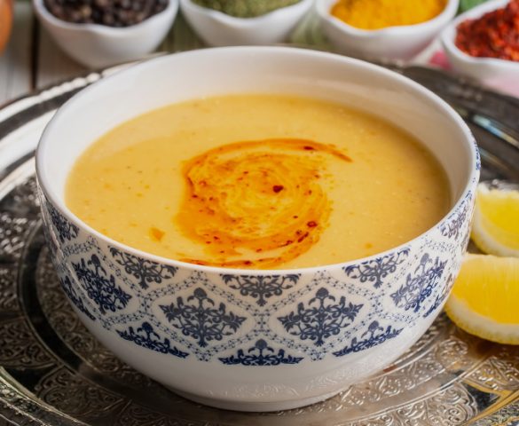 Kasenin İçinde Yağ ile Soslandırılmış Sarı Mercimek Çorbası