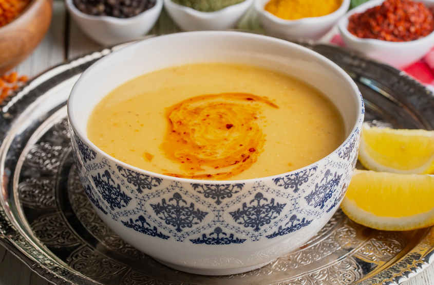 Kasenin İçinde Yağ ile Soslandırılmış Sarı Mercimek Çorbası