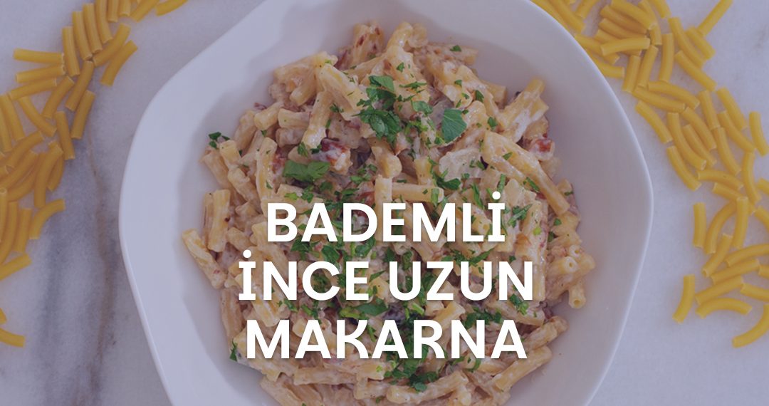Tabağın içindeki Bademli İnce Uzun Makarna