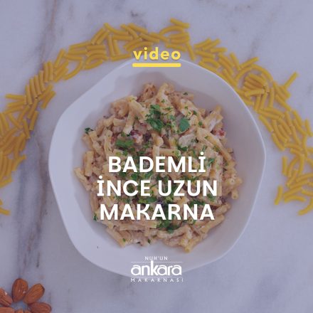 Tabağın içindeki Bademli İnce Uzun Makarna