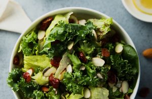 Bademli Bol Yeşillikli Salata
