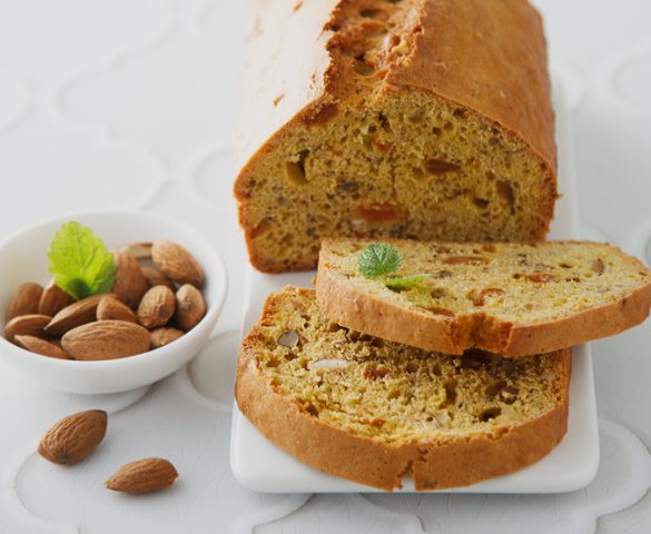 Badem Unundan Yapılmış ve Bademle Süslenmiş Ekmek