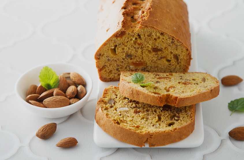 Badem Unundan Yapılmış ve Bademle Süslenmiş Ekmek