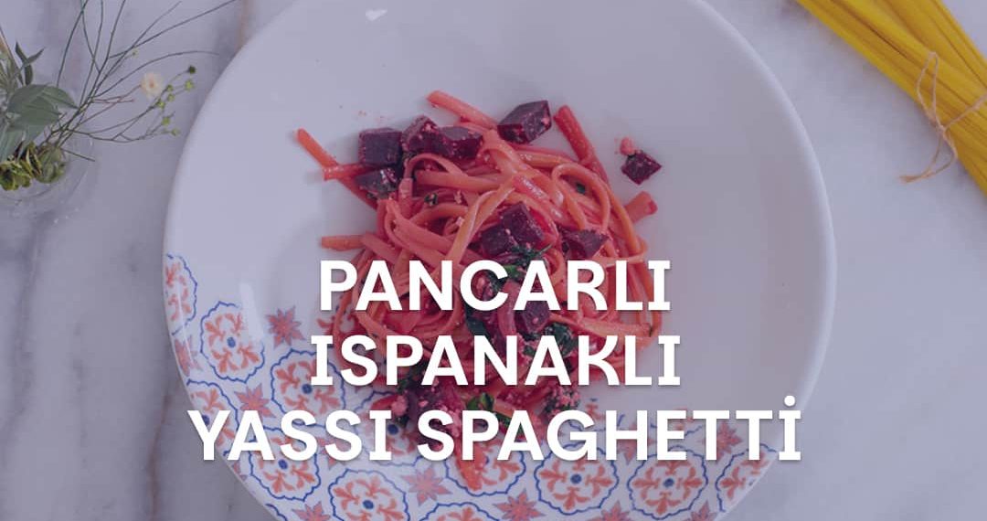 Tabağın içerisindeki Pancarlı Ispanaklı Yassı Spaghetti