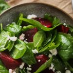 tabağın içindeki pancar salatası