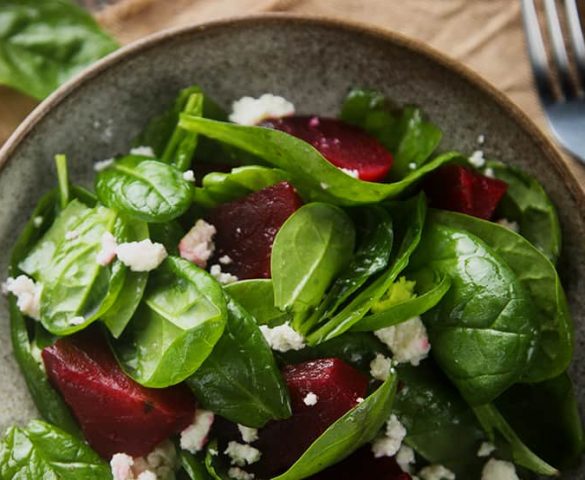 tabağın içindeki pancar salatası