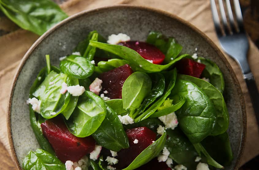 tabağın içindeki pancar salatası