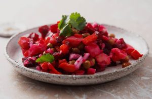 tabağın içindeki pancar salatası