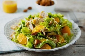 tabağın içindeki portakal salatası