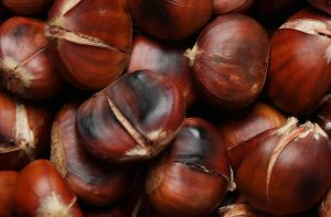 tabağın içindeki kestaneler